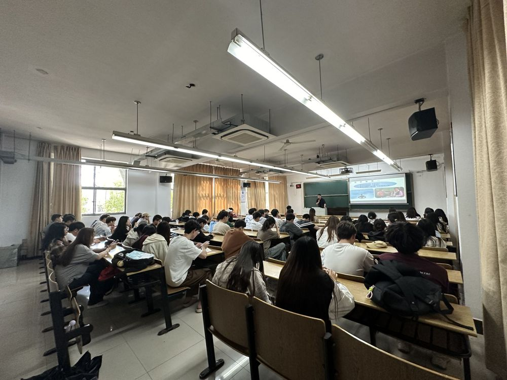 5357cc拉斯维加斯科技集团在南京邮电大学通达学院举办讲座